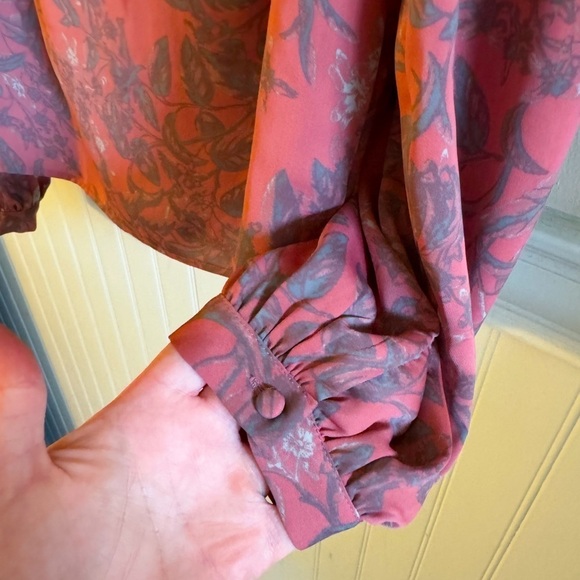 HOUSE OF HARLOW 1960 X REVOLVE Floral Red Keyhole Seymore Blouse Size Small - Picture 6 of 7